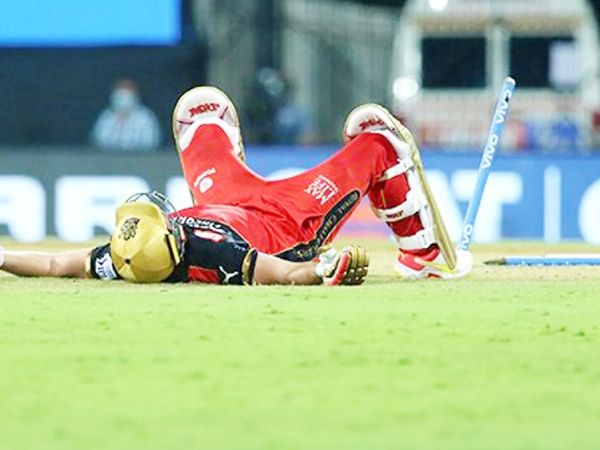 डिविलियर्स रन आउट होने के बाद कुछ इस तरह पिच पर गिर पड़े।