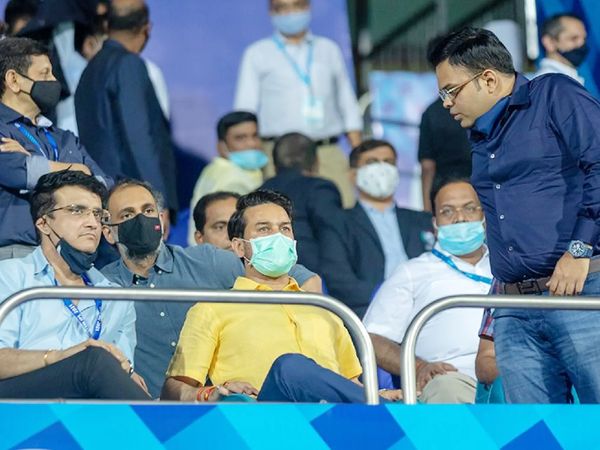 BCCI अध्यक्ष सौरव गांगुली और सचिव जय शाह मास्क पहने नजर नहीं आए। दोनों ने दाढ़ी पर मास्क लगा रखा था। बीच में बैठे केंद्रीय मंत्री अनुराग ठाकुर।