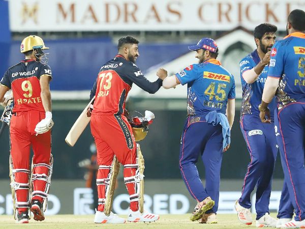 मैच जीतने के बाद सिराज कुछ इस अंदाज में रोहित शर्मा से मिले।