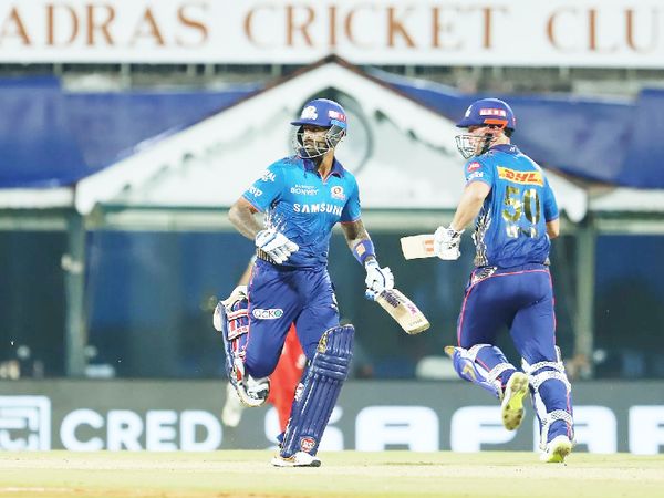 सूर्यकुमार यादव ने क्रिस लिन के साथ दूसरे विकेट के लिए 43 बॉल पर 70 रन की पार्टनरशिप कर पारी को संभाला।