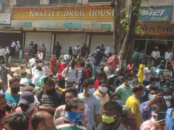 इंजेक्शन नहीं मिलने की जानकारी लगने के बाद भी लोग आस लगाए दुकान के सामने खड़े रहे।