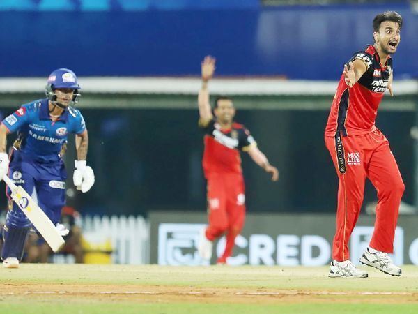 RCB के तेज गेंदबाज हर्षल पटेल ने सबसे ज्यादा 5 विकेट लिए।