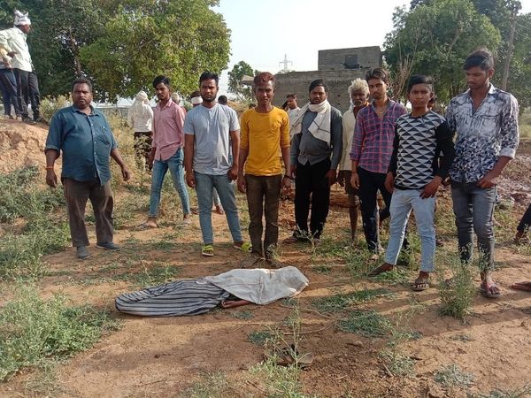 मासूम का शव रखकर स्थानीय लोग खेत मालिक पर FIR की मांग करते हुए