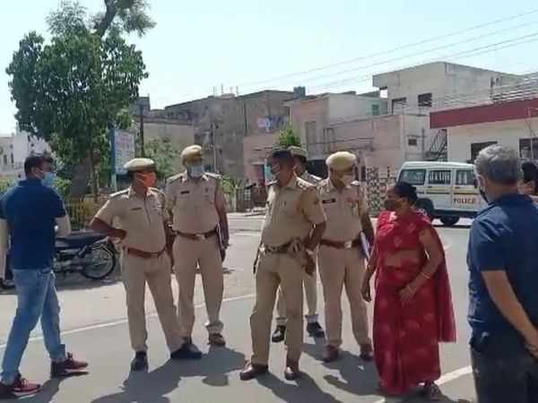 बुजुर्ग महिला के गले से सोने की चेन छीन भागे:​​​​​​​ अलवर शहर के आर्य नगर में पार्क से निकल रही महिला की चेन छीनी, बिना नम्बर की बाइक पर थे दो बदमाश