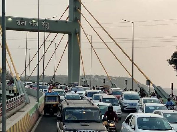 राजा भोज सेतु पर कारों की लाइन लग गई।