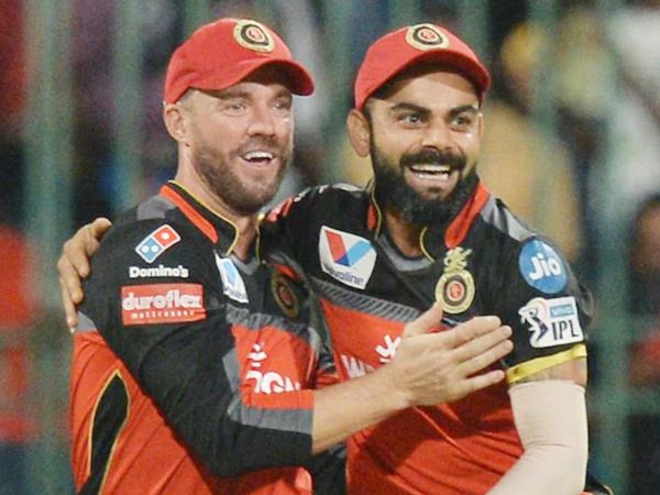 RCB के 2 खिलाड़ी एबी डिविलियर्स (बाएं) और कोहली 100 करोड़ रुपए के क्लब में शामिल हो चुके हैं। - Dainik Bhaskar