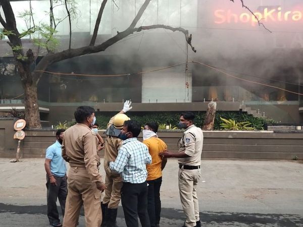 शोरूम में आग लगने के बाद क्षेत्र में अफरा-तफरी का मच गई।