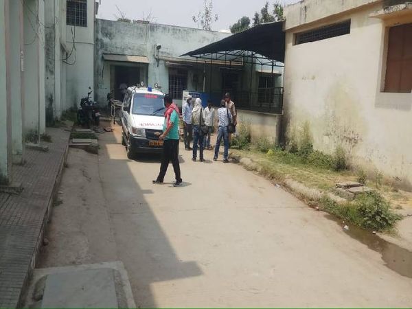 पीएम के बाद शव ले जाते हुए परिजन।
