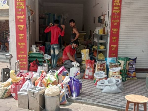 कोलार में शुक्रवार सुबह एक आटा चक्की पर लोग छोड़ गए गेहूं की बोरियां। - Dainik Bhaskar