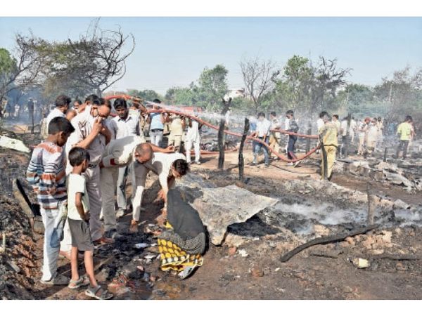 उम्मीद की तलाश ... झुग्गियों में लगी आग बुझाने के बाद राख के ढेर में कुछ बाकी बचने की उम्मीद में सामान ढूंढती महिला। पुलिस ने जब पूछा ताे महिला ने कहा अाधार कार्ड ढूंढ रही हूं, कहीं अासपास मिल जाए।