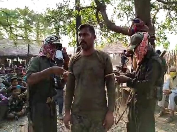 युवा को छोड़ते जब पत्रकारों को नक्सलियों ने कैमरा करने की अनुमति दी।