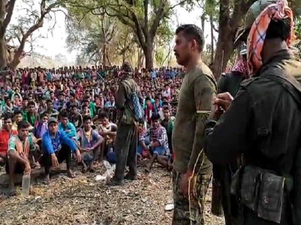 ग्रामीणों को इस तरह एक जगह पर जुटा लेना ये भी बताता है कि वहां नक्सलियों का नेटवर्क और हुकूमत किस कदर चलता है।