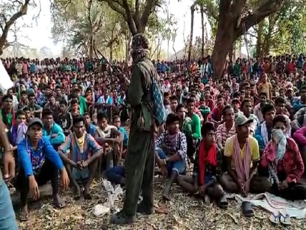 तारों से लैस नक्सली इस तरह लोगों के बीच खड़े हुए थे।