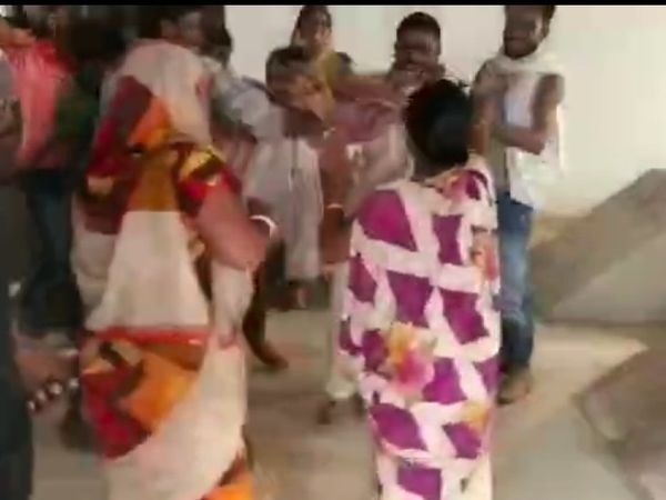 चौकीदार की पिटाई करते मृतक के परिजन। - Dainik Bhaskar