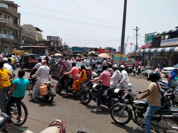 शुक्रवार को सुबह से बाजार में रही अफरा-तफरी