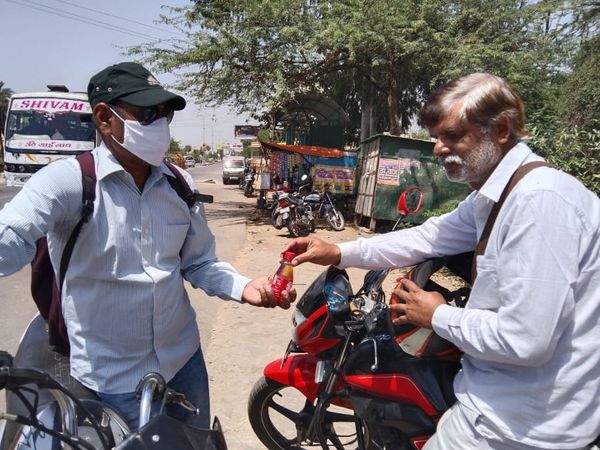 एक शिक्षक जरूरतमंदों को फ्री में दे रहा 150ml पेट्रोल:एक दिन पहले ही अपनी दो बाइकों की टंकियां फुल करवाई, बोले- लोगों की दुआ मिलेगी