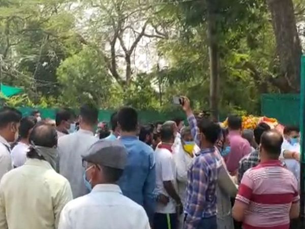पलासिया से निकली अंतिम यात्रा में बड़ी संख्या में लोग शामिल हुए।
