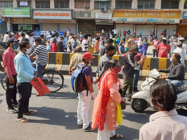 गुस्साए लोगों ने सड़क जामकर प्रदर्शन किया।