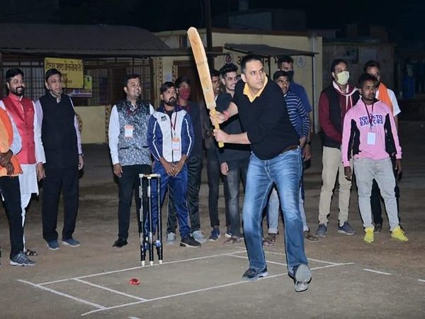 कांग्रेस ने पूर्व सांसद अभिषेक सिंह की यह तस्वीर जारी की है। दावा है कि यह तस्वीर राजनांदगांव में क्रिकेट प्रतियोगिता के उद्घाटन की है।