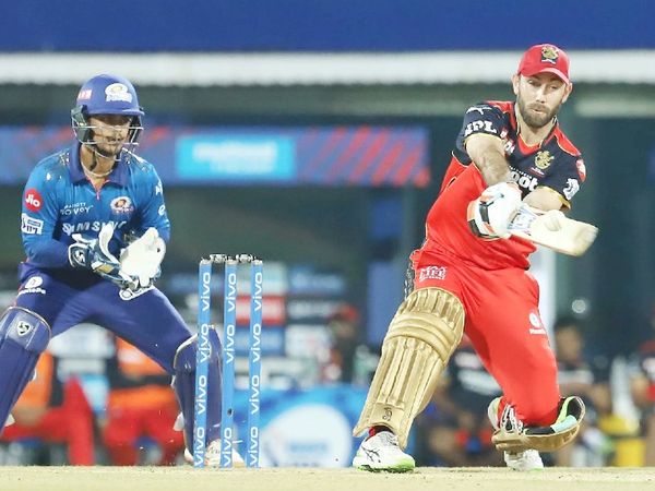 RCB ने ग्लेन मैक्सवेल को 14.25 करोड़ रुपए में खरीदा। उन्होंने 27 गेंदों पर 2 छक्के के साथ 39 रन बनाए। मैक्सवेल ने 1079 दिन (करीब 3 साल) बाद IPL में अपना पहला छक्का लगाया।