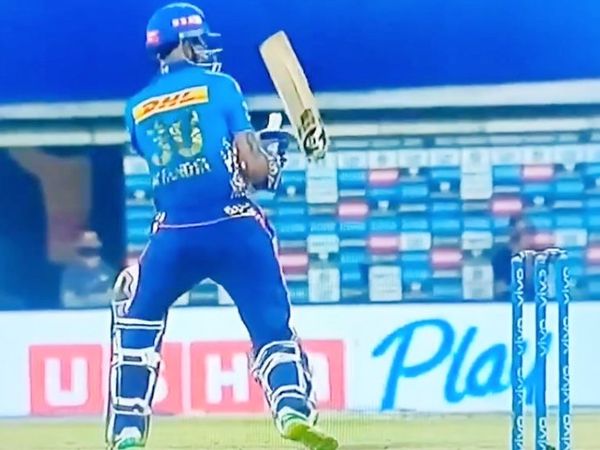 RCB के 6 फिट 8 इंच के गेंदबाज काइल जेमिसन की यॉर्कर से क्रुणाल पंड्या का बैट टूट गया। क्रुणाल पारी के 19वें ओवर की तीसरी बॉल पर धोनी की तरह हेलीकॉप्टर शॉट मारने की कोशिश कर रहे थे।
