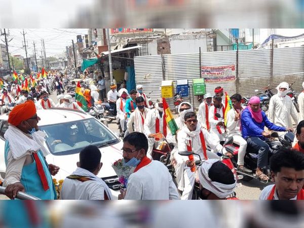 कोरोना संक्रमण के बीच शनिवार को दमोह में चुनावी रैलियां आयोजित की गई।