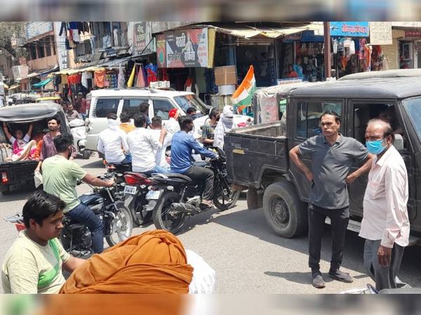 दमोह में शनिवार को खुला रहा बाजार, मुख्य घंटाघर चौराहे पर रही लोगों की भीड़।