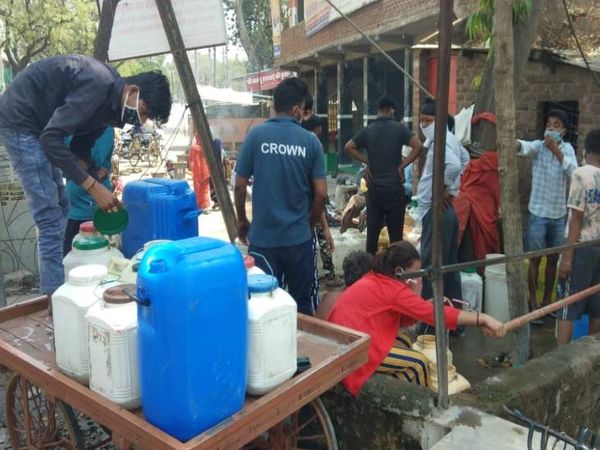 पानी की सप्लाई नहीं होने से लोग हाथठेलों से पानी ले जाते हुए।