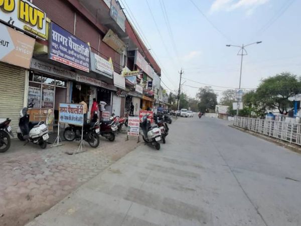 लॉकडाउन के दौरान तिली रोड पर पसरा सन्नाटा। मेडिकल स्टोर खुले हुए।