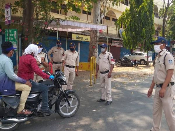 लॉकडाउन में सड़क पर घूमने वालों से पूछताछ करती पुलिस।