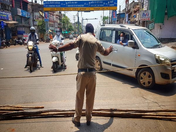 जरूरी काम से आए लोगों को डायवर्ट रूट के बारे में जानकारी दी गई।