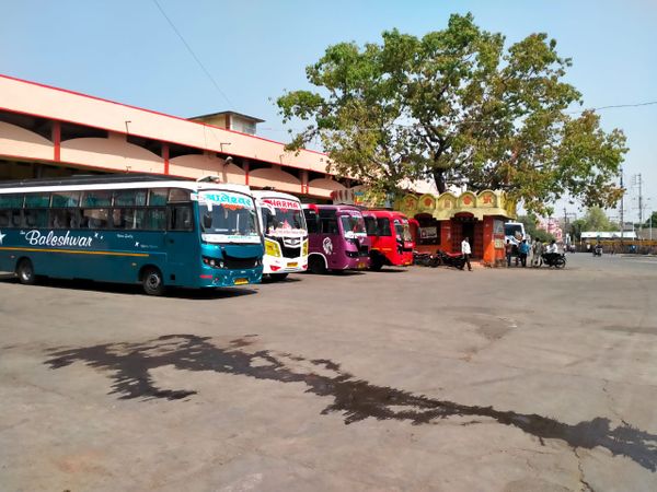 बस स्टैंड पर इक्का-दुक्का खड़ी रही बसें, सवारी का करती रही इंतजार