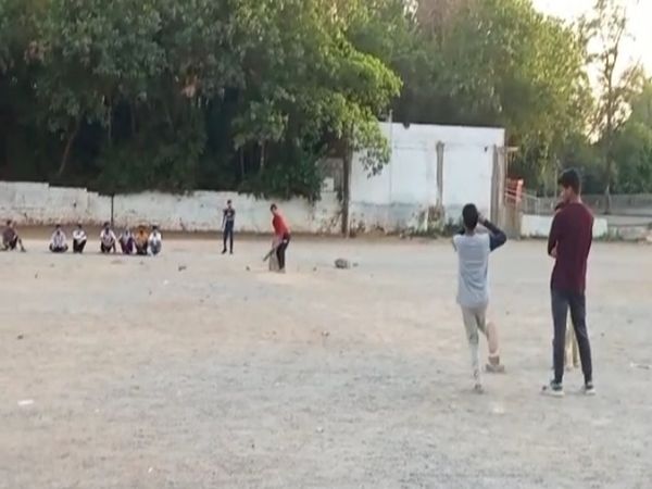 लॉकडाउन में फूलबाग मैदान में क्रिकेट खेलते युवा, न मास्क न सोशल डिस्टेंस