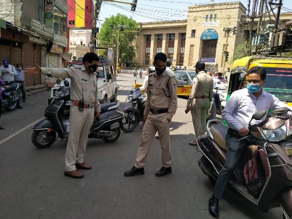 सराफा बाजार में बिना कारण बाहर निकले लोगों से पूछताछ करती और चालान काटती पुलिस