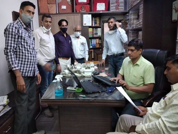 अजमेर में ACB की सर्चिंग:राजस्व मंडल सदस्यों के करीबी वकील शशिकांत जोशी के घर से मिले 51 लाख कैश; जेवरात, कंप्यूटर, फाइलें, नोट गिनने की मशीन भी जब्त