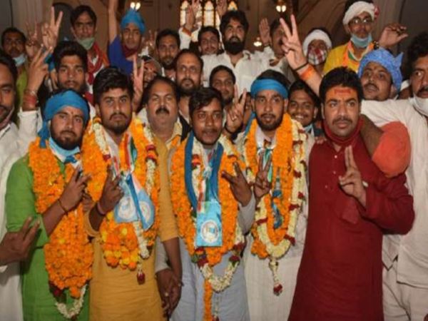 सभी विजयी प्रत्याशियों को पूर्व मंत्री अजय राय ने बधाई दिया। - Dainik Bhaskar