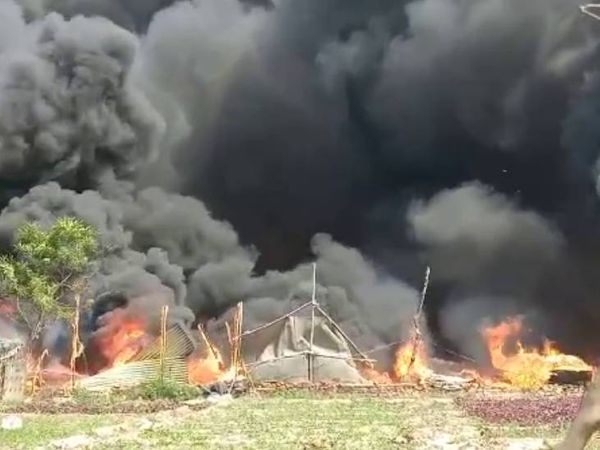 फोटो नोएडा में बहलोलपुर की है। आग लगने के बाद यहां हर तरफ लपटें और धुआं नजर आ रहा था। - Dainik Bhaskar