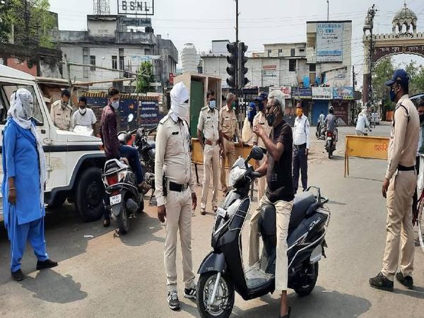सड़क पर आवाजाही करने वाले हर व्यक्ति से कड़ी पूछताछ की जा रही है।