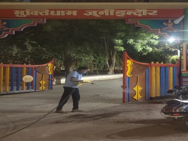 दिन-रात निगमकर्मियो द्वारा सेनेटाइजेशन का कार्य