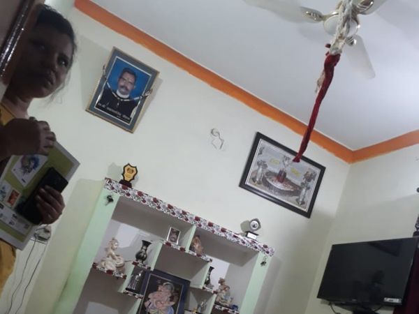 अपने रूम में पंखे पर फंदा कसकर लगाई फांसी, कारण मां-पिता के सपने पूरे नहीं कर पाने का दुख बताया है