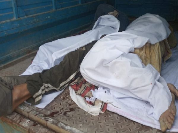 हादसे में मारे गए युवकों की डेड बॉडी गाड़ी में रखी हुई, जिन्हें पुलिस ने मोर्चरी भिजवा दिया। - Dainik Bhaskar