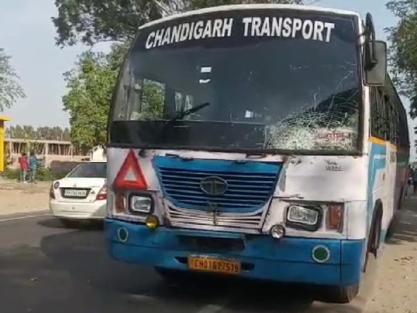 घटनास्थल पर खड़ी हादसे के लिए जिम्मेदार बस, जिसके ड्राइवर और कंडक्टर फरार हैं।