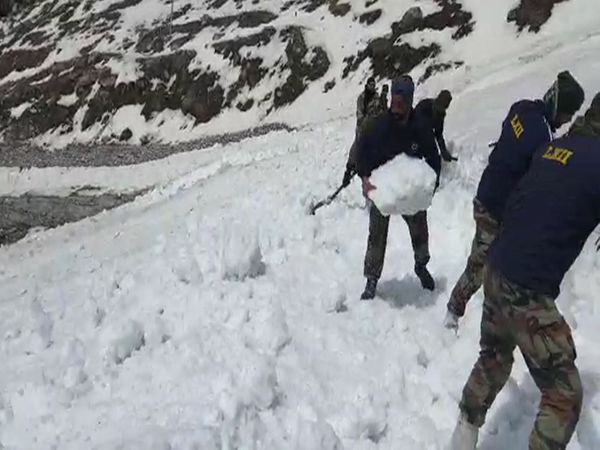 गुरुद्वारा श्री हेमकुंड साहिब में बर्फ जमी रहती है
