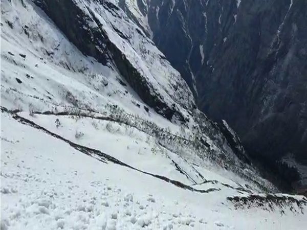 इस समय गुरुद्वारा श्री हेमकुंड साहिब जाने के लिए इस तरह बर्फ जमी हुई है