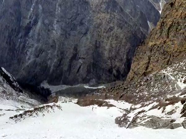 इस समय बर्फ इस तरह जमी हुई है