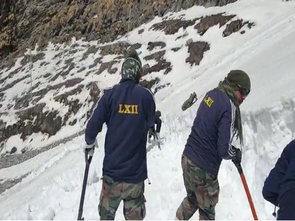 सेना के जवान दिन-रात बर्फ हटाने का काम कर रहे है
