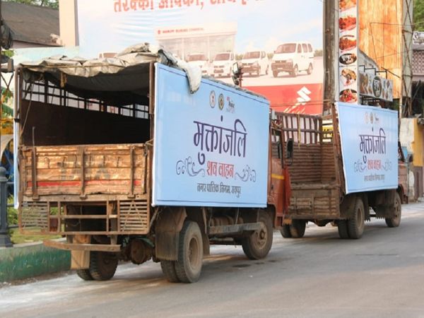 महामारी का हाल ये तस्वीर खुद कह रही है। बढ़ती मौतों की वजह से शवों के लिए अब ट्रक इस्तेमाल में लाए जाएंगे। तस्वीर रायपुर के स्मार्ट सिटी दफ्तर के बाहर की।