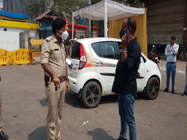 रायपुर के सिटी एसपी लखन पटले खुद चौराहों पर चेकिंग करने उतरे और लोगों से बाहर न निकलने की अपील की।