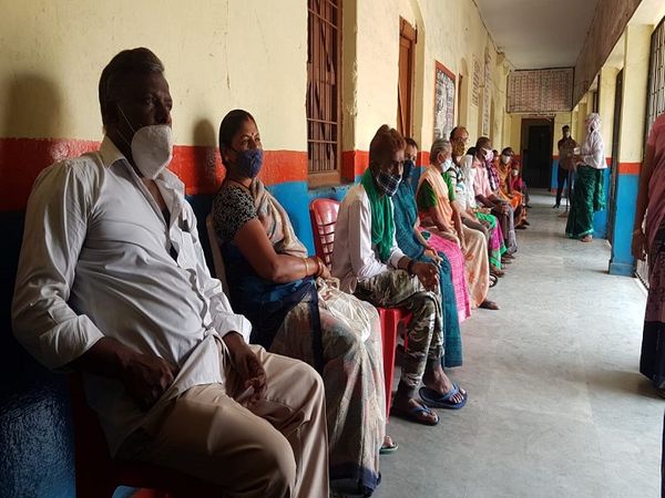 रायपुर के टिकरापारा इलाके में कोविड टीकाकरण का शिविर लगाया गया है।