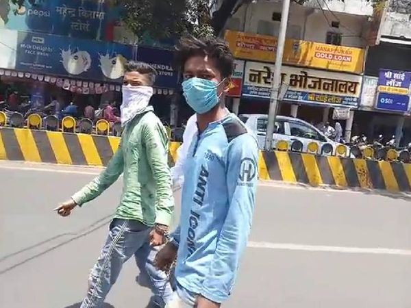 मोबाइल चोरी के मामले में जीआरपी ने किया है गिरफ्तार, पैदल ले गए जेल।